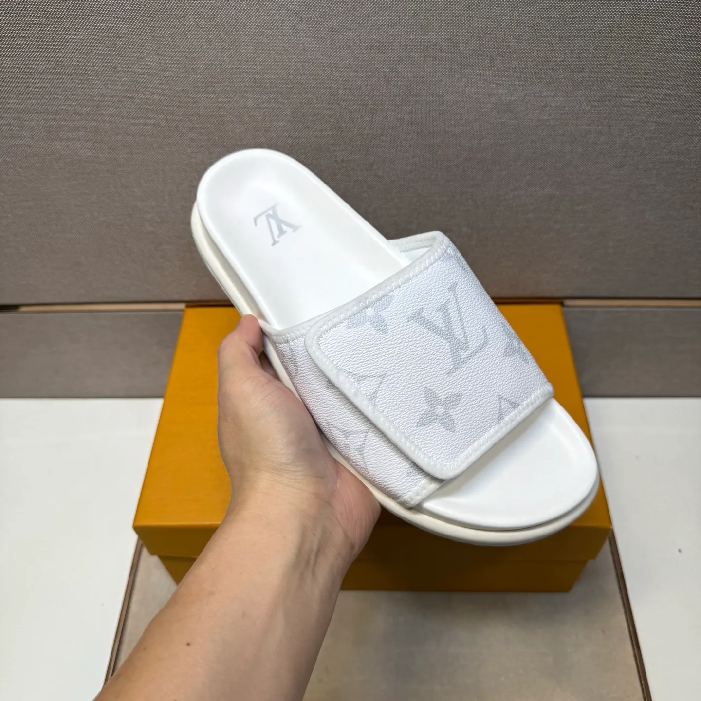 ⬛️Men's shoes 💰p320 [LV～] Men's casual slippers 2025z cabinet sales simultaneously 🔶Size: 38-44 #️⃣ 🔷3 colors🔜The upper is made of multi-material splicing ➕Genuine leather lining, comfortable and breathable, sole: original comfortable and wear-resistant outsole, ⚠️real thing📱photographed🎬real thing is better📢📢📢